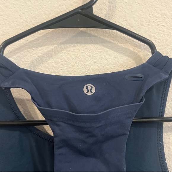 Lululemon Final Lap Tank in navy blue back pocket size 8 built in bra - Picture 7 of 10